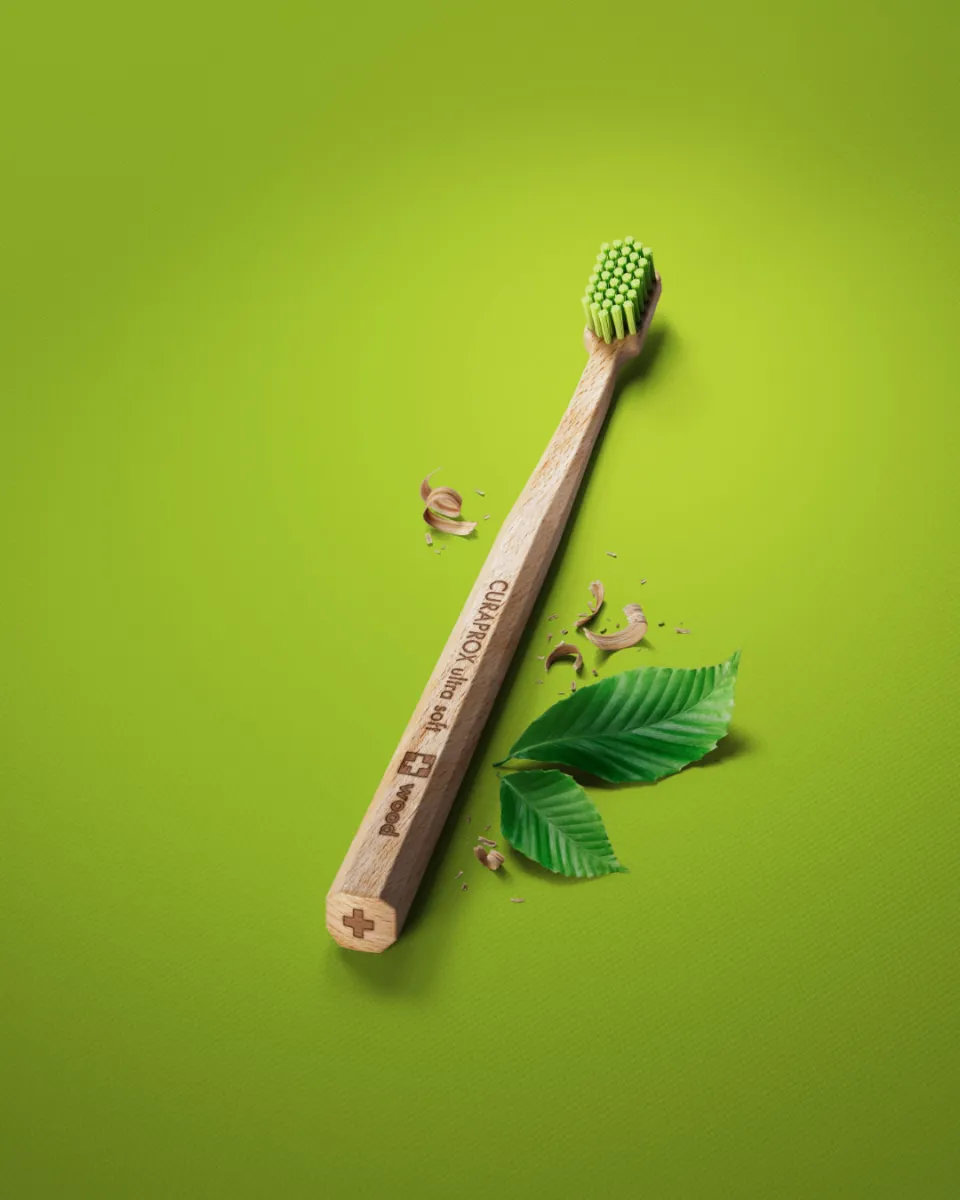 Première brosse à dents en bois Curaprox